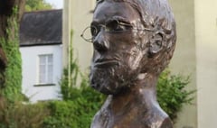 Comedian to unveil bronze bust of famous son Wallace