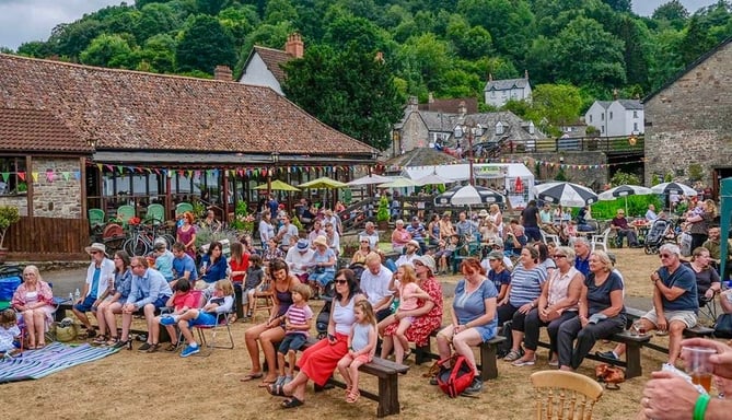 Folk on the Lawn 