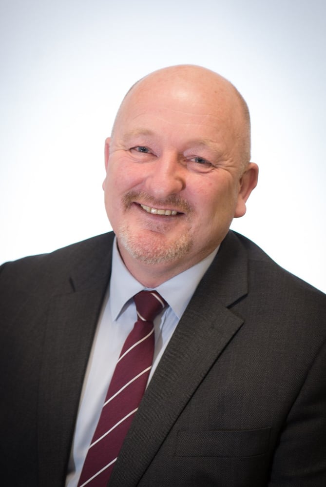 Peter fox headshot 