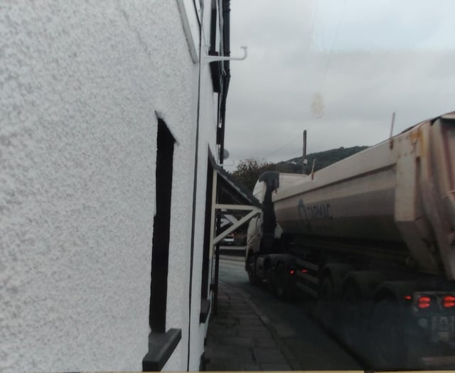 Residents call for resurfacing of Pen-y-Pound road