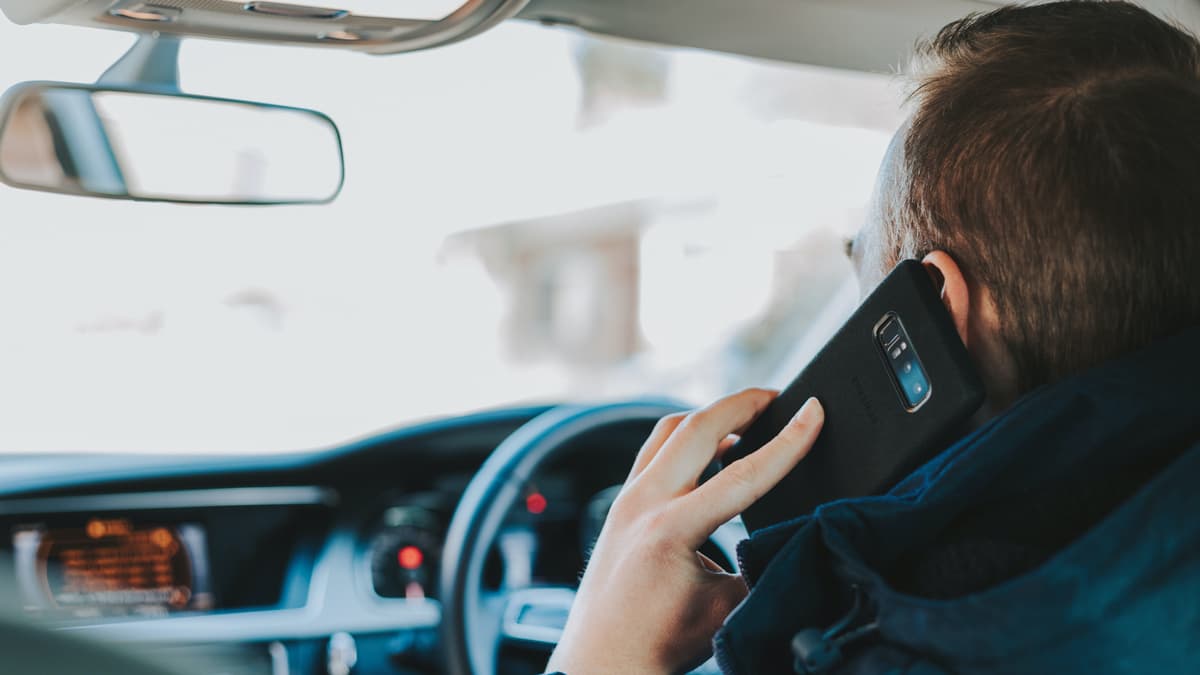 Drivers using mobile phones targeted in national campaign ...