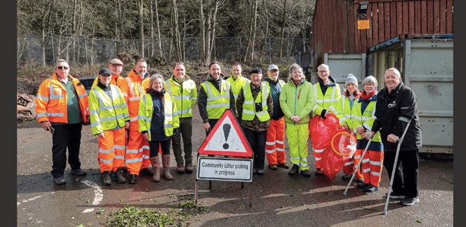langattock Litter Pickers, staff from Powys County Council and Monmouthshire County Council and representatives from Keep Wales Tidy   