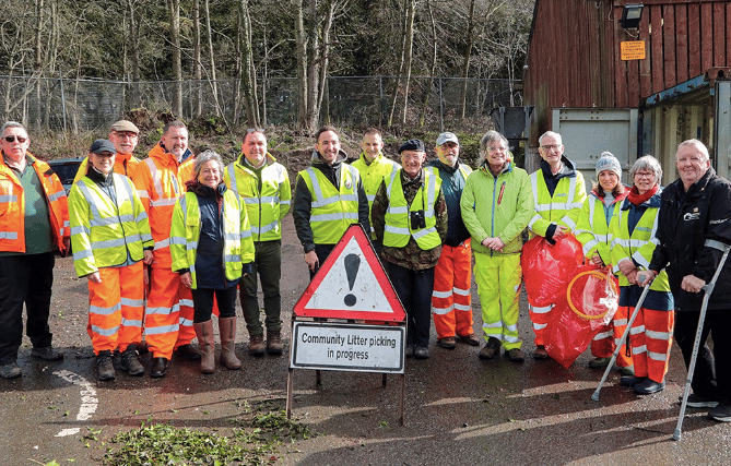 langattock Litter Pickers, staff from Powys County Council and Monmouthshire County Council and representatives from Keep Wales Tidy   