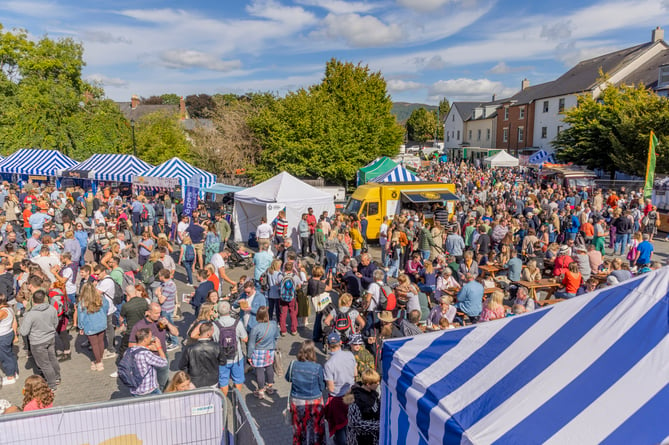 Crowds at Lower Brewery Yard