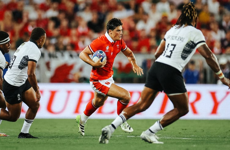 Louis Rees-Zammit turns on the gas for Wales