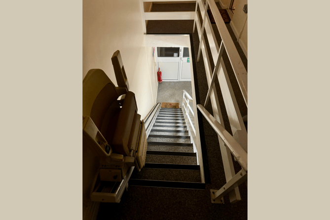 The sister of a retired Crickhowell reverend has said plans to remove a stairlift in his building are both ‘cruel’ and ‘discriminatory’. 