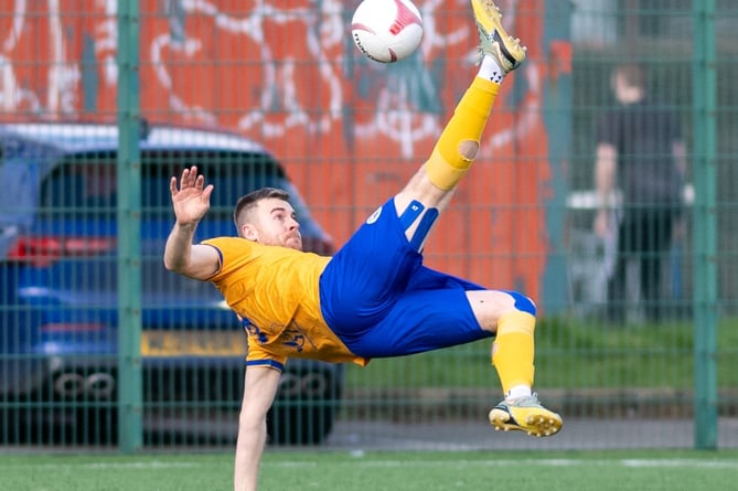 Blaenavon in yellow battled hard against the league leaders