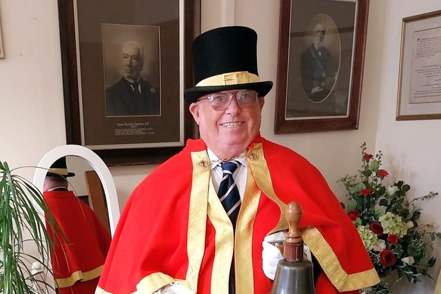 Oh nay, oh nay – town crier told to shut up and shove off 