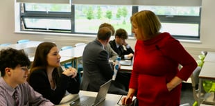 Education minister visits school to see online learning project
