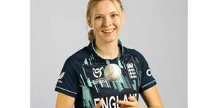 England cricket star Sophia signs for Essex 