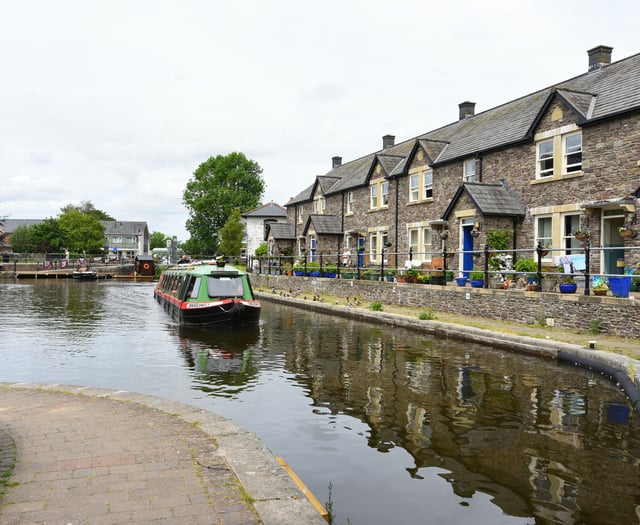 Politicians call for 'urgent action' to save canal