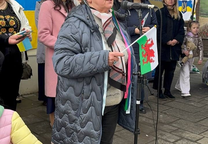 Evginia Shepheard giving a speech to the people of Abergavenny