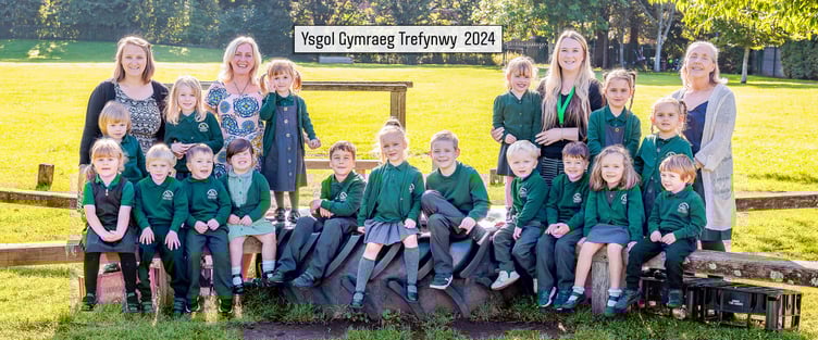 photo of teachers and the students at the school