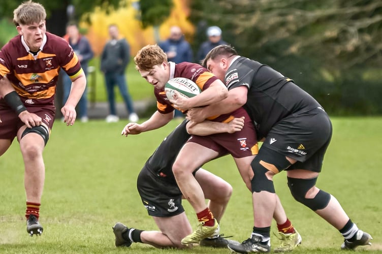 Nelson's forwards wrap up an Abergavenny player