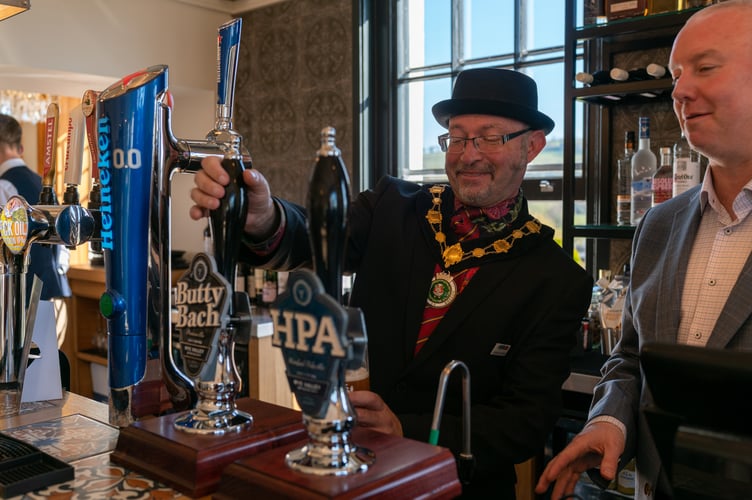 The Mayor pulling the ceremonial 'first pint'