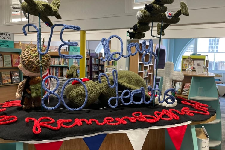 Knitted display
