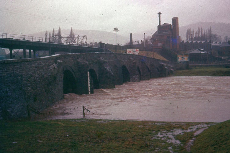 Picture of Llanfoist Bridge bot long before it was dismantled.