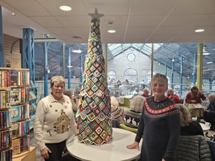 Group makes Christmas tree with nothing but wool