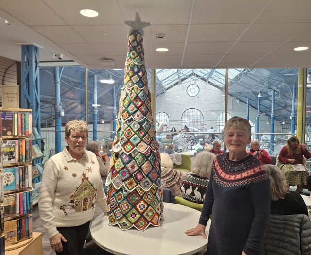 Group makes Christmas tree with nothing but wool
