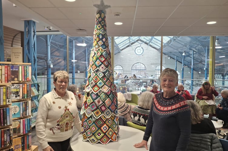 Yarnies Group Xmas Tree 2025 Abergavenny