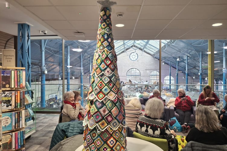Knitted xmas tree abergavenny 2025