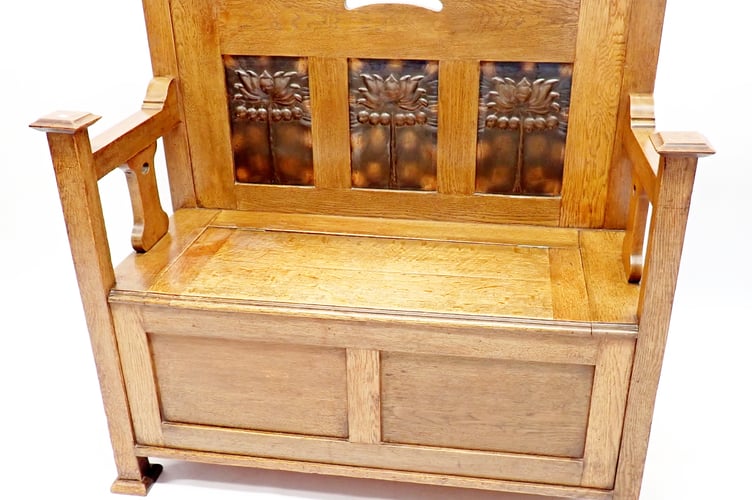 Arts and crafts box settle