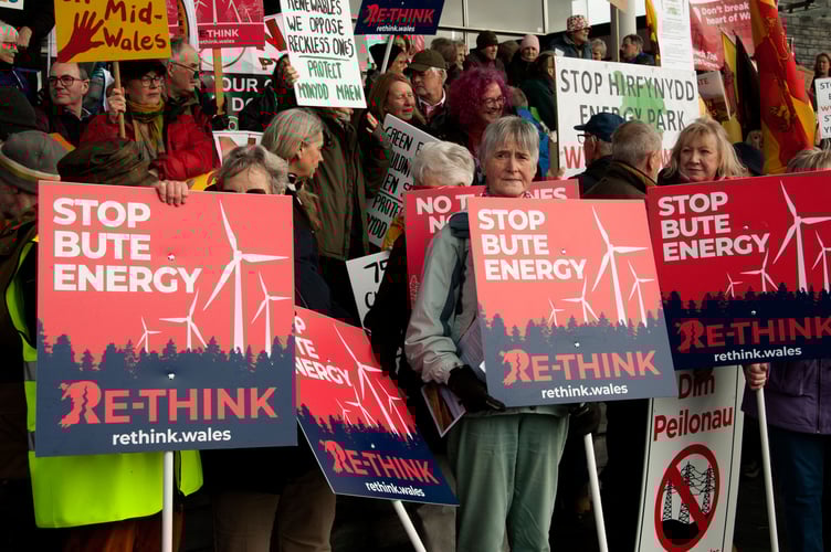 11/02/2026. Cardiff, UK. Many hundred opponents of plans by energy giants: Bute, Green GEN Cwmru and others, to build industrial scale wind farms throughout rural Wales, gather outside the Senedd for a mass protest organised by Llanwrtyd Wells Pylon Community Action Group, supported by Re-think.Wales and scheduled on the day of climate change, environment & infrastructure committee meeting.
Proposals for colossal wind factories comprise hundreds of gigantic turbines up to 230 metres highâalmost 2 ½ X height of Big Benâplus vast network of pylons.
Protesters are not anti 'green' energy and say these turbines are not green, are inefficient, and will cost taxpayers billions of pounds from 'Wasted-Wind.' Also that this project is a modern day gold rush motivated by greed, causing huge disruption turning beautiful Welsh landscapes, vitally important for tourism, into eyesores. Scientific studies show huge turbines cause harm to health from infrasound.