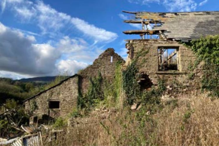 The barns between Llanddewi Rhydderch and Llanvetherine are in a state of disrepair