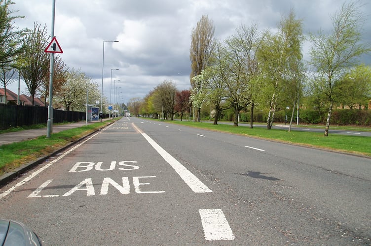 Gordon Dowie / Bus Lane Edinburgh Road / CC BY-SA 2.0