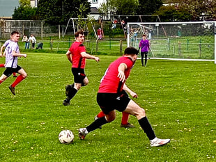 Evans above as high-flying Glo pip 10-man Mardy