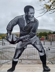 Roy Francis statue brynmawr