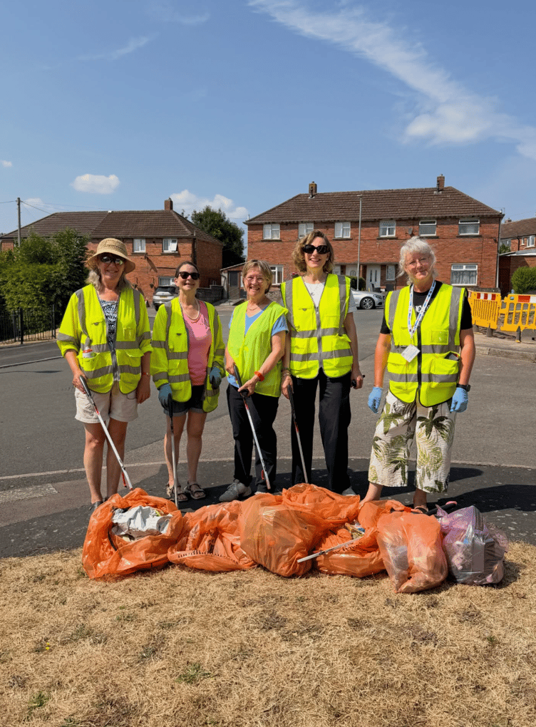 Cllr Su McConnel join community litter pick group in Abergavenny
