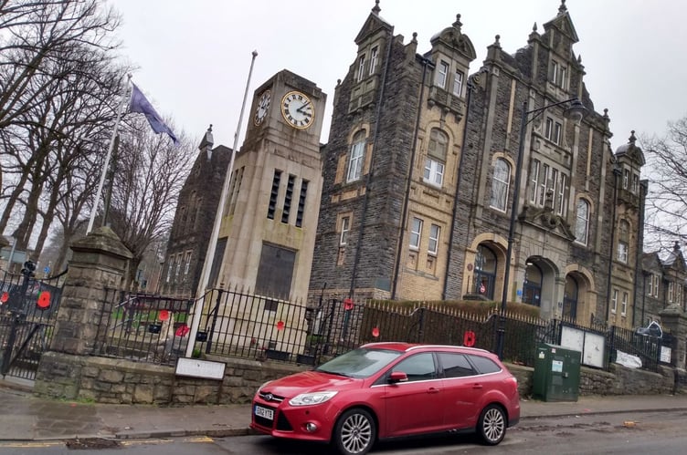 Blaenavon_Workmens_Hall_and_Cenotaph