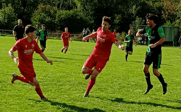 Ellis Morgan and Eoin Duggan look for the ball in the Race box
